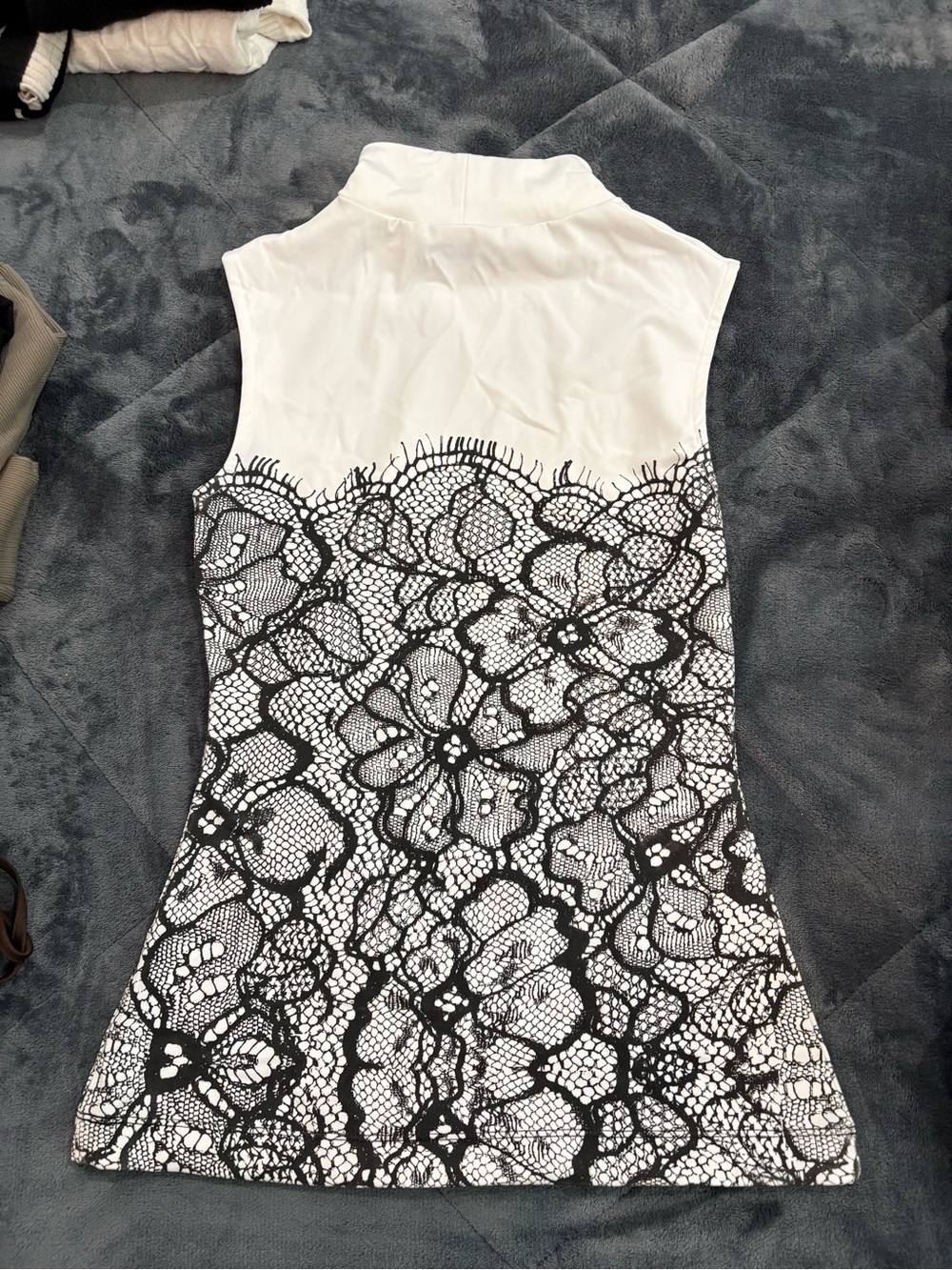 Sleeveless White Mock Neck Top with Black Lace Print Ahrir - Picture 2 of 3